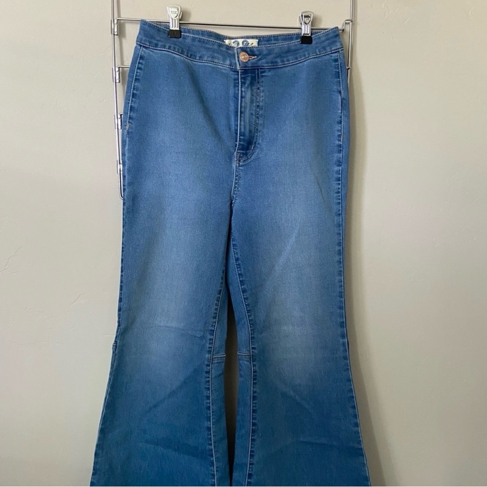 Women's Free People cropped Blue Flared Jeans size 28